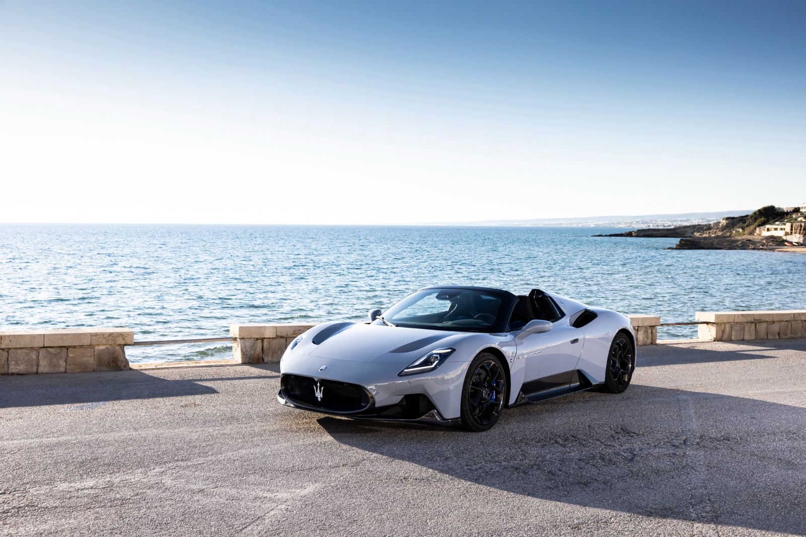 Maserati MC20 sul mare